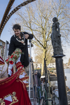 858141 Afbeelding van burgemeester Sharon Dijksma die een krans hangt om het beeld van Trijn van Leemput bij de ...
